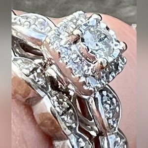 Beautiful Sz 7 white gold wedding set
